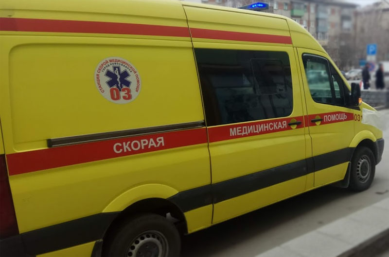 Шестилетнюю девочку с переломами нашли под окнами жилого дома в Новосибирске