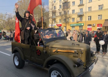 Прошлое проникает в настоящее и определяет будущее: 77 лет Великой Победы с размахом отметили в Калининском районе