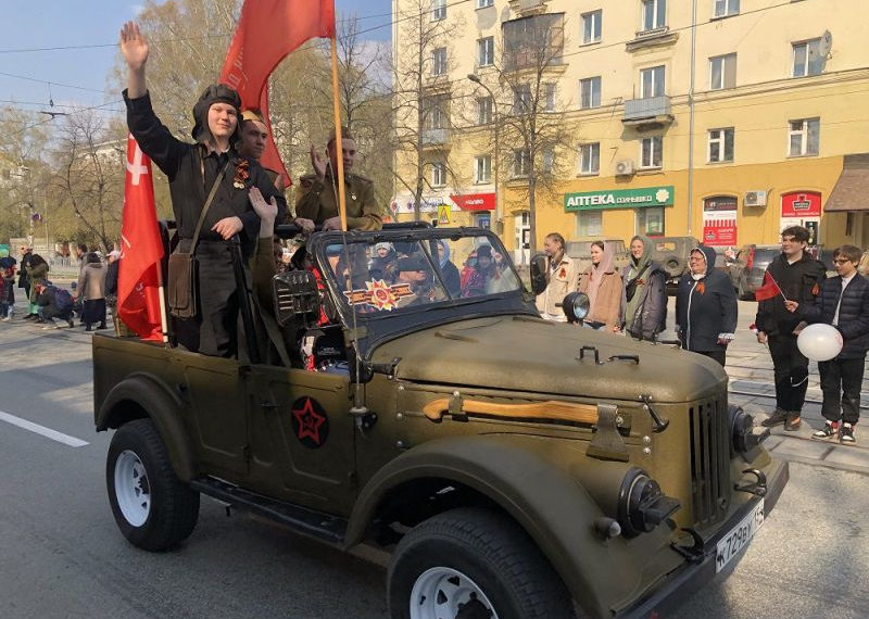 Прошлое проникает в настоящее и определяет будущее: 77 лет Великой Победы с размахом отметили в Калининском районе