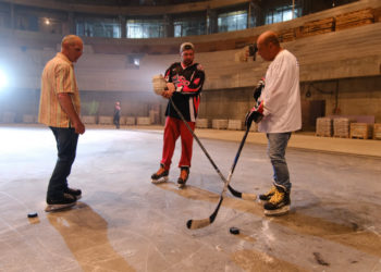 На новой ледовой арене в Новосибирске начали заливать лед