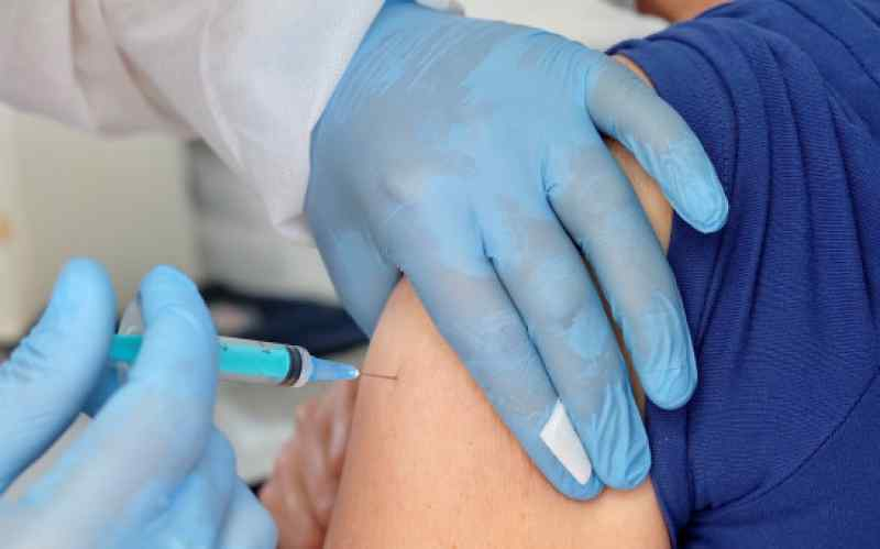 Специалист назвал оптимальный перерыв между прививками от гриппа и ковида