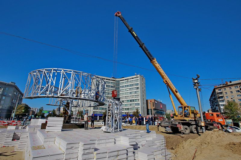 В Новосибирске начали монтаж основания стелы «Город трудовой доблести»