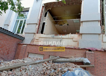 Рабочих покалечило рухнувшей балкой в Октябрьском районе Новосибирска