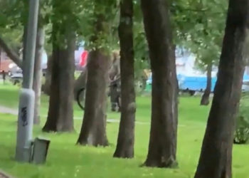 Онанист на велосипеде разъезжает по Первомайскому скверу Новосибирска