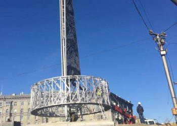 Завершен монтаж стелы «Город трудовой доблести»