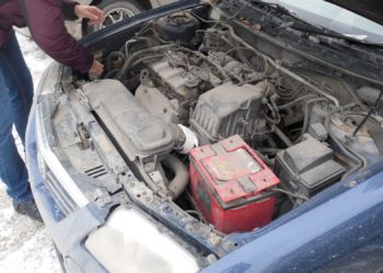 Подростки из Новосибирска вскрыли автомобиль и продали его на сайте объявлений