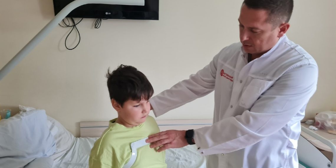 Железные ворота упали на ребенка — благодаря новосибирским хирургам он снова ходит