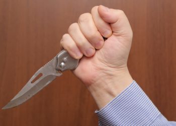 Мужчина в Новосибирске получил 12 ударов ножом: подозреваемый вину не признает