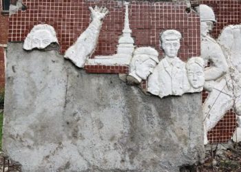 Локоть прокомментировал разрушение мемориала героям ВОВ в военном городке