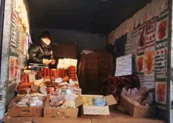 Продавцы-нелегалы развернули торговлю голубцами и яйцами напротив цирка