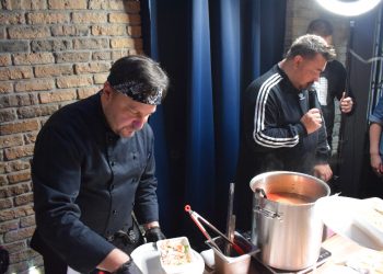 Сергей Жуков накормил новосибирцев дошираком и напоил коктейлем с дюшесом