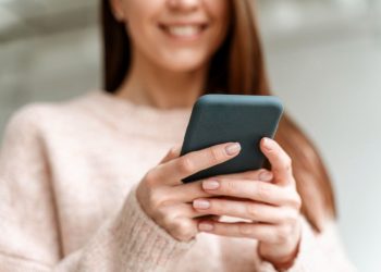 Новосибирцы стали меньше смотреть кино и больше читать фантастику в 2022 году