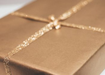 Безвкусные пылесборники и сервизы: россияне назвали самые бесполезные подарки на дни рождения