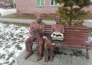 Вандалы разрушили памятник всем родителям с символом мира в Барабинске