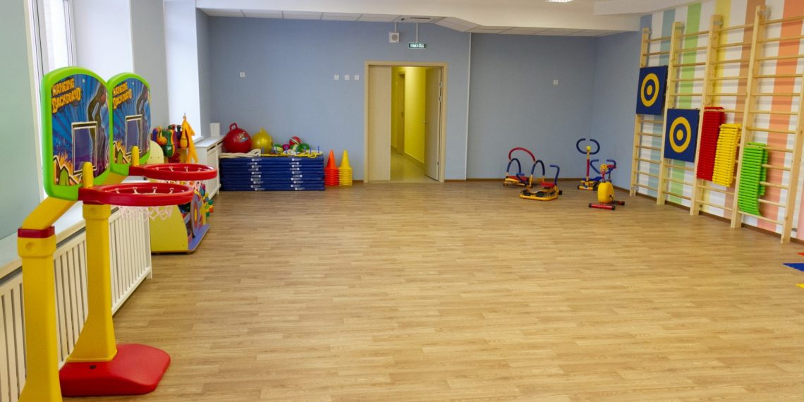 «Убежал через проем в заборе»: двухлетнего мальчика потеряли в детском саду Новосибирска