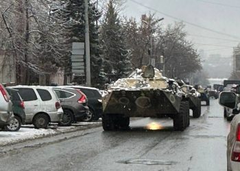 Колонну БТР заметили новосибирцы на улице Добролюбова