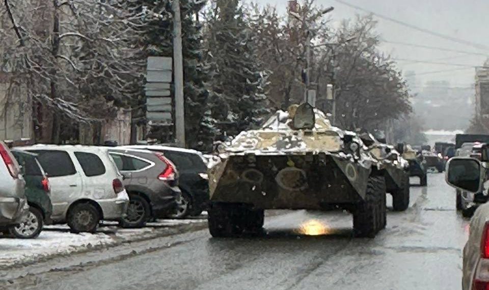 Колонну БТР заметили новосибирцы на улице Добролюбова