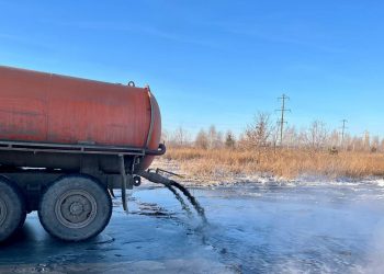 Двух ассенизаторов поймали с поличным на сливе нечистот в реку