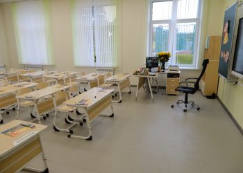 Учитель из Омска обозвал детей «ублюдками» и «гнидами» во время классного часа