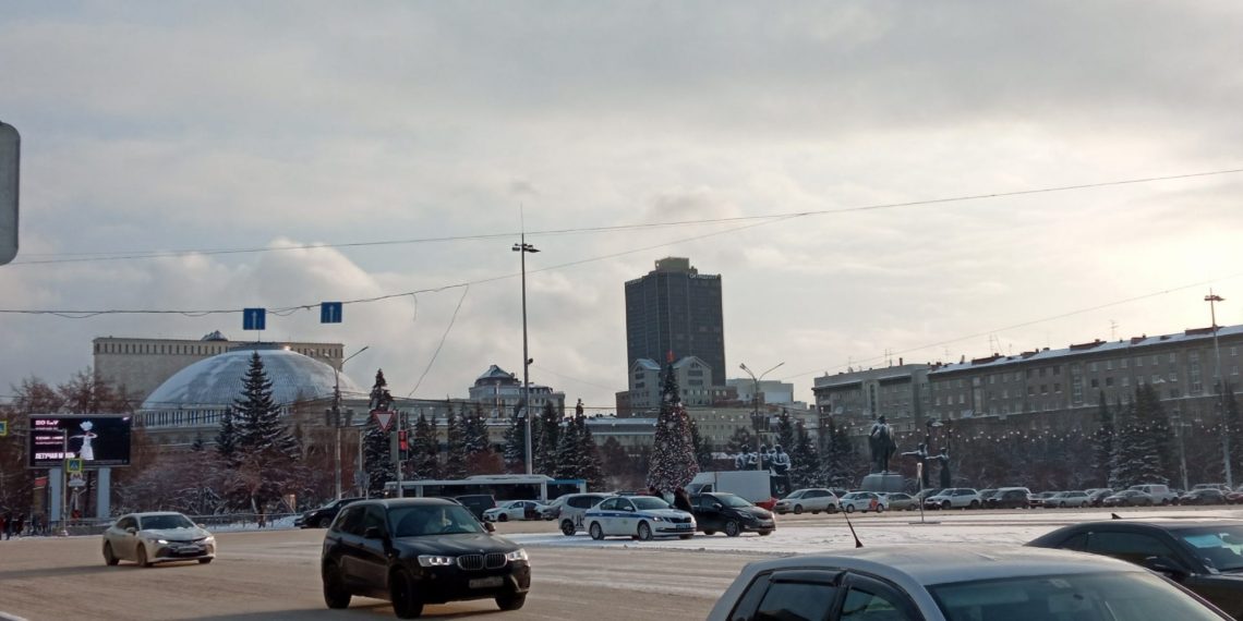 Почти 100 человек травмировались за неделю на скользких улицах Новосибирска