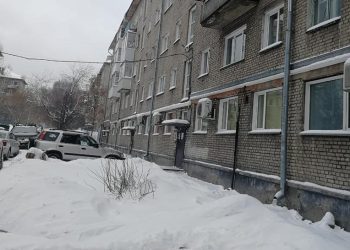 Восьмилетний мальчик пострадал из-за схода наледи с крыши в Новосибирске