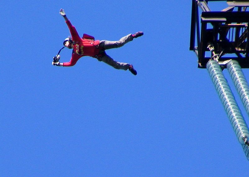 Парашютист спрыгнул с крыши жилого дома в Новосибирске