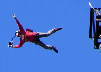 Парашютист спрыгнул с крыши жилого дома в Новосибирске