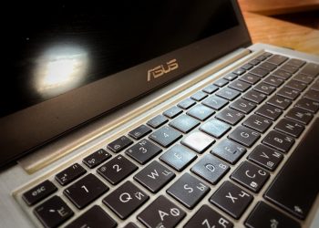 Поставки ноутбуков в Россию за год сократились на 65%