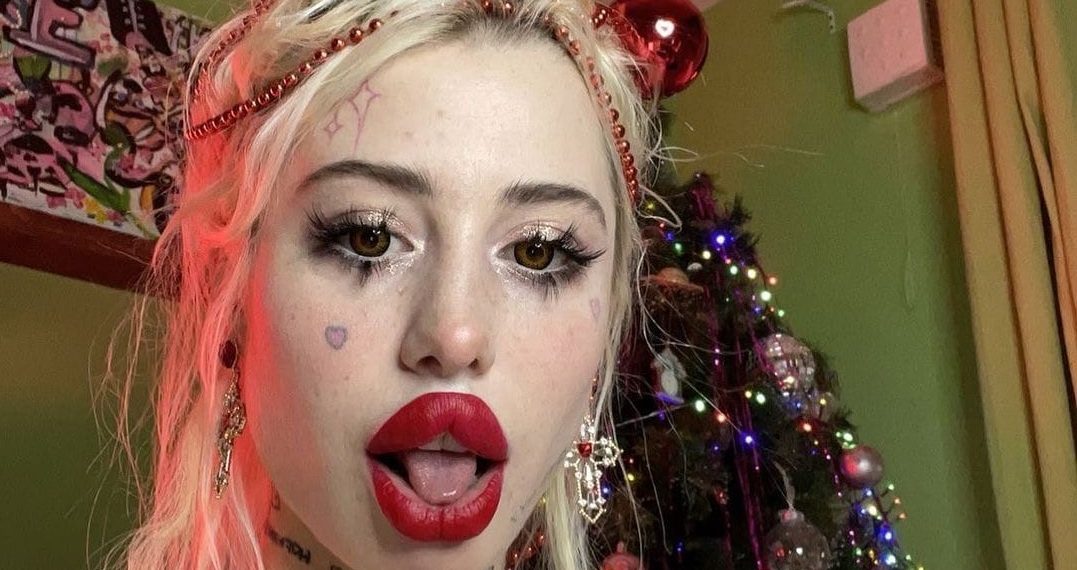 Концерт возмутившей Союз отцов певицы Hofmannita отменили в Новосибирске