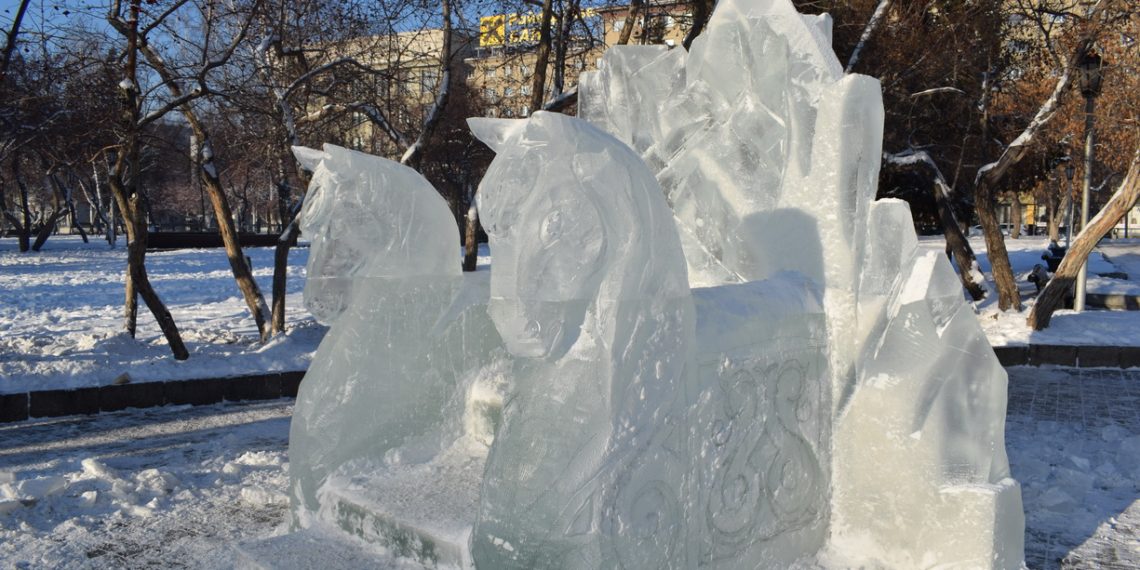 Ледовые троны монтируют на месте скандального катка возле оперного театра