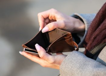 Реальные зарплаты россиян снижаются шестой месяц подряд