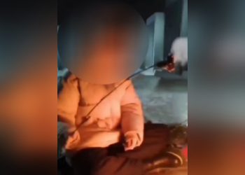 Алтайские школьницы подожгли гвоздику Вечным огнем — их ищет полиция