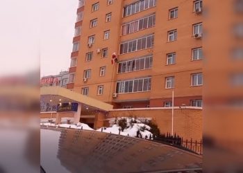 Дед Мороз прошелся по стене высотки на Родниках