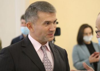 Депутат Яковенко обвинил оппозицию в реализации «Плана Даллеса» за флаг Новосибирска на столе