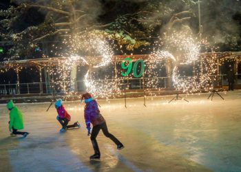 Ледовый каток заработал в Заельцовском парке