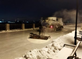 Самый длинный каток России заливают с помощью старого ковра