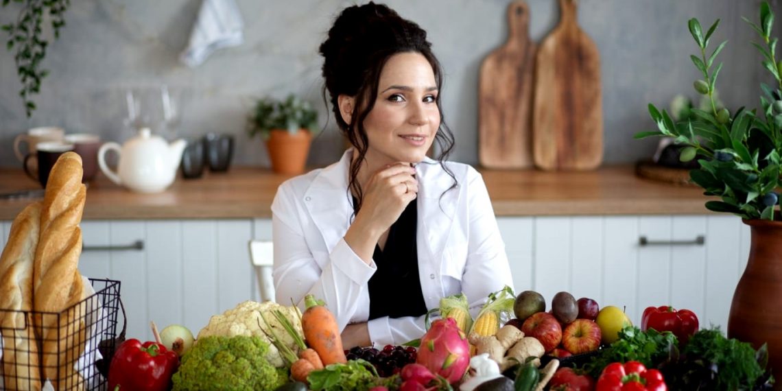 Новогодний стол без вреда для здоровья: готовимся к празднику с советами диетолога