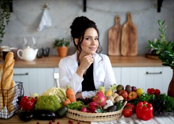 Новогодний стол без вреда для здоровья: готовимся к празднику с советами диетолога