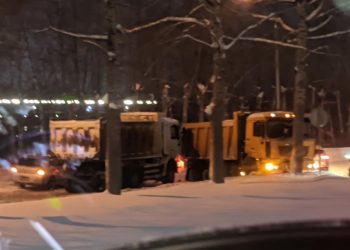 Два КамАЗа перекрыли проезд на Большевистской в Новосибирске