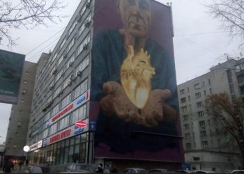 Терешкова выступила за сохранение мурала с врачом в центре Новосибирска