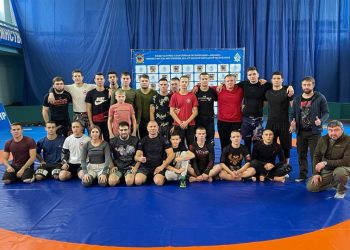 Бойцы ММА из Новосибирской области привезли спортоборудование в Луганск и провели мастер-класс