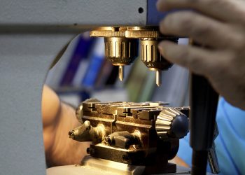 Причины дефицита производственных рабочих в Новосибирске назвали специалисты