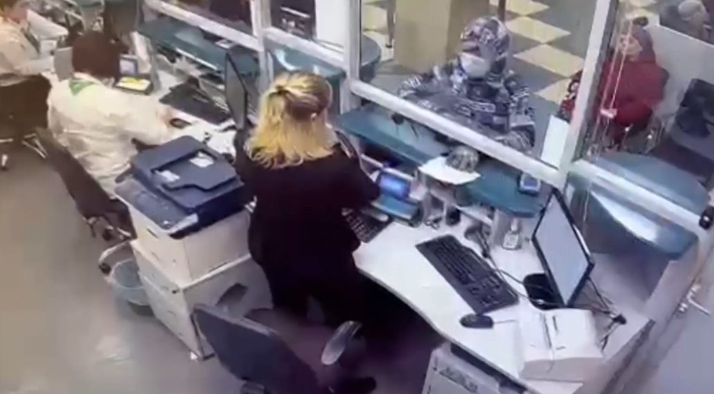 Разговорчивая кассирша остановила вооруженный налет на банк в Новосибирске