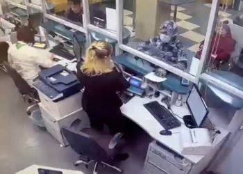 Разговорчивая кассирша остановила вооруженный налет на банк в Новосибирске