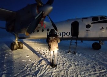 Дверь пассажирского самолёта Ан-26 открылась во время полёта 