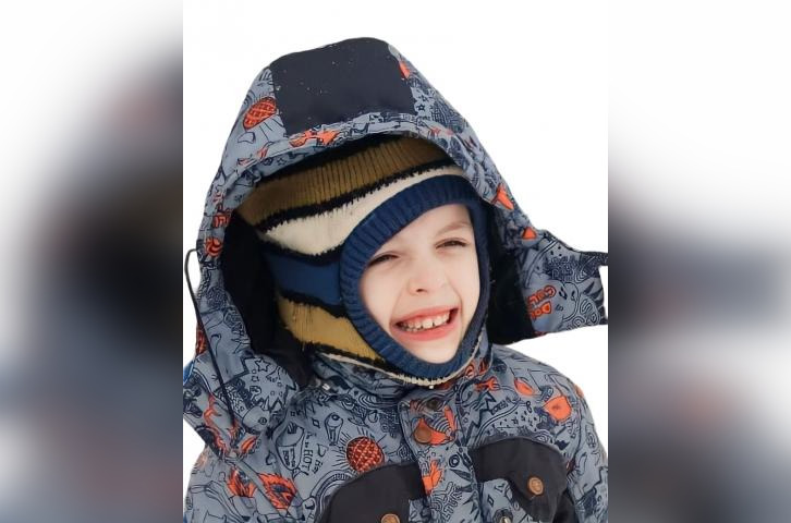 Не дошел до школы: восьмилетний мальчик в сине-желтой шапке пропал под Новосибирском