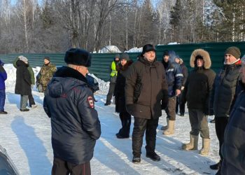 Жители Нижней Ельцовки перекрыли подъезд рабочих в знак протеста против вырубки 930 деревьев