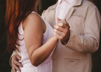 Отказали в белом танце: отвергнутая сибирячка устроила в кафе скандал с рукоприкладством