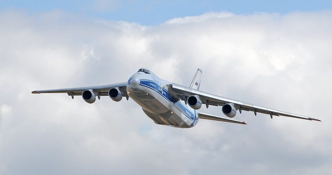 Военный самолет Ан-124 «Руслан» совершил вынужденную посадку в Толмачево