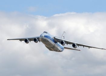 Военный самолет Ан-124 «Руслан» совершил вынужденную посадку в Толмачево
